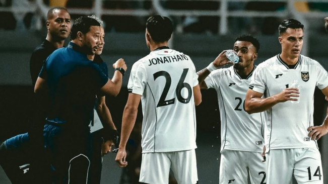 Miliano Jonathans mendengarkan arahan pelatih dan asisten Timnas Indonesia. [Instagram @milianojonathans_]